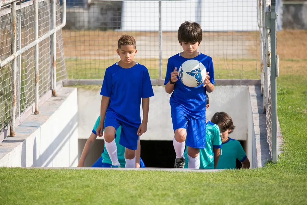 Equipo fútbol base saliendo del vestuario