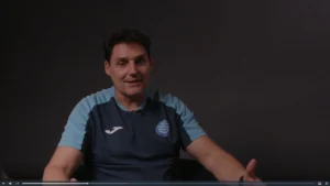 Lee más sobre el artículo Óscar Pulido: de la élite al fútbol base, una lección de valores y formación